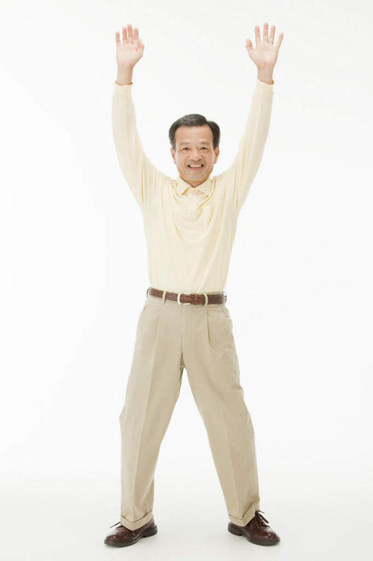 东方人,一个人,站,伸展双臂,笑,微笑,露齿笑,竖图,室内,白天,白色背景,正面,锻炼,运动,亚洲,仅一个男性,仅一个人,仅一个中年男性,注视,休闲装,黄种人,观察,看,站着,休闲,休闲服,摄影,影棚,观看,察看,关注,体育,男人,男性,中年男性,亚洲人,敞开双臂,伸开双臂,展开双肩,站立,张开手臂,张开双臂,彩图,全身,影棚拍摄,健身,拍摄