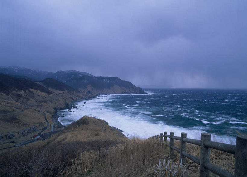 无人,栏杆,横图,室外,白天,正面,旅游,度假,海浪,海洋,美景,沙滩,植物,日本,亚洲,枯萎,沙子,海岸,景观,浪花,云,云朵,围栏,枯草,沙地,云彩,娱乐,护栏,草,黄色,白云,天空,自然,海水,天,享受,休闲,景色,放松,自然风光,海景,东亚,本州,本州岛,日本国,青森,青森县,东北地方,大海,风浪,海,海水的波动,海滩,近岸浪,涌浪,彩图