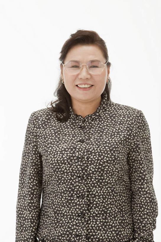 东方人,一个人,站,笑,微笑,露齿笑,竖图,室内,白天,白色背景,正面,亚洲,仅一个女性,仅一个人,戴,眼镜,注视,休闲装,黄种人,观察,看,站着,仅一个中年女性,休闲,休闲服,摄影,影棚,观看,察看,关注,近视眼镜,女人,女性,中年女性,亚洲人,站立,半身,彩图,影棚拍摄,拍摄