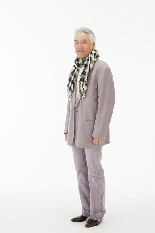 东方人,一个人,站,笑,微笑,露齿笑,竖图,室内,白天,白色背景,正面,亚洲,仅一个男性,仅一个人,仅一个中年男性,戴,注视,休闲装,黄种人,围巾,观察,看,站着,休闲,休闲服,摄影,影棚,围脖,观看,察看,关注,男人,男性,中年男性,亚洲人,站立,彩图,全身,影棚拍摄,拍摄