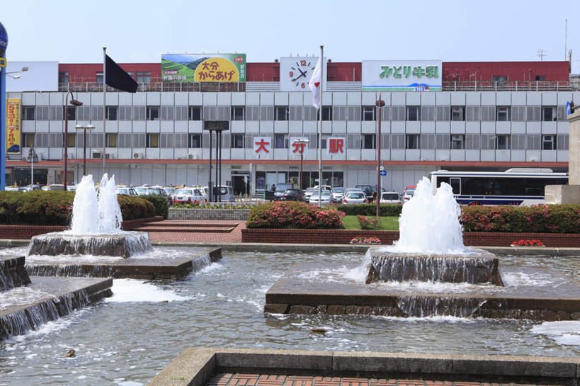 无人,家,横图,室外,白天,正面,旅游,度假,水,窗户,喷泉,指示牌,大分县,日本,亚洲,一排,许多,整齐,盛开,日文,标志,文字,液体,房屋,屋子,水滴,花蕾,娱乐,标识,楼房,玻璃窗,住宅,花,花瓣,花朵,鲜花,排列,蓝色,蓝天,天空,天,花苞,花蕊,享受,休闲,放松,队列,东亚,日本国,九州本岛,九州,九州岛,九州地方,彩图,房子