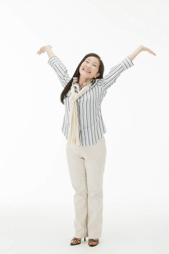 东方人,一个人,站,举,伸展双臂,笑,微笑,露齿笑,竖图,室内,白天,白色背景,正面,衬衫,亚洲,仅一个女性,仅一个人,戴,注视,黄种人,围巾,观察,看,双手张开,托,站着,仅一个中年女性,摄影,影棚,围脖,观看,察看,关注,女人,女性,中年女性,亚洲人,长发,敞开双臂,举起,举手,举着,伸开双臂,向上举,向上伸,向上托,展开双肩,站立,张开手臂,张开双臂,彩图,全身,影棚拍摄,衬衣,拍摄