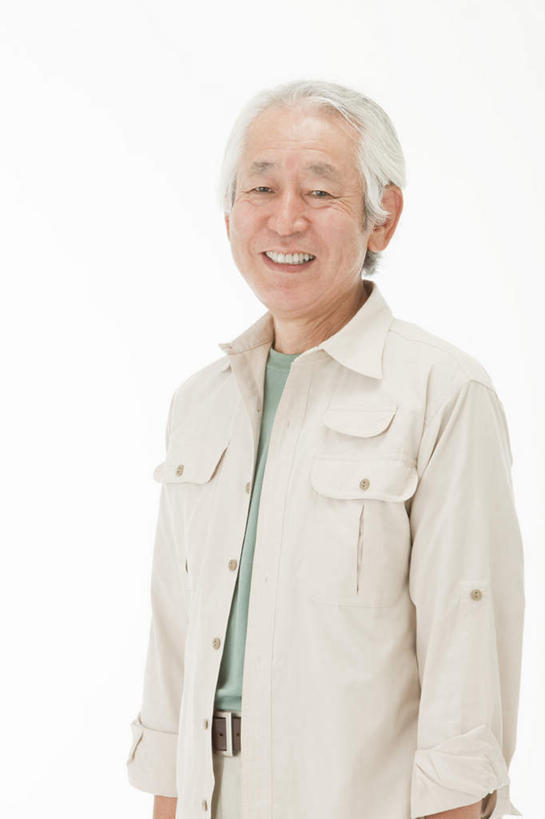 东方人,一个人,站,笑,微笑,露齿笑,竖图,室内,白天,白色背景,正面,亚洲,仅一个男性,仅一个人,注视,休闲装,黄种人,观察,看,站着,仅一个老年男性,休闲,休闲服,摄影,影棚,观看,察看,关注,老年男性,男人,男性,亚洲人,站立,半身,彩图,影棚拍摄,拍摄