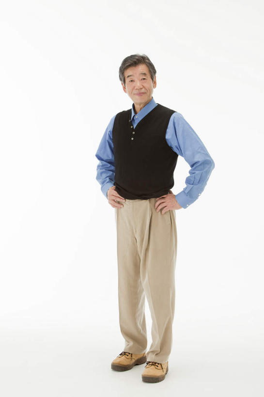 东方人,一个人,站,笑,微笑,露齿笑,竖图,室内,白天,白色背景,正面,衬衫,亚洲,仅一个男性,仅一个人,仅一个中年男性,背心,注视,黄种人,手叉腰,叉腰,观察,看,站着,摄影,影棚,观看,察看,双手叉腰,关注,男人,男性,中年男性,亚洲人,站立,彩图,全身,影棚拍摄,衬衣,拍摄