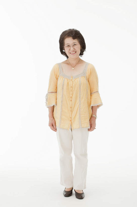 东方人,一个人,站,笑,微笑,露齿笑,竖图,室内,白天,白色背景,正面,亚洲,仅一个女性,仅一个人,戴,眼镜,注视,休闲装,黄种人,观察,看,站着,仅一个中年女性,休闲,休闲服,摄影,影棚,观看,察看,关注,近视眼镜,女人,女性,中年女性,亚洲人,站立,彩图,全身,影棚拍摄,拍摄,短发