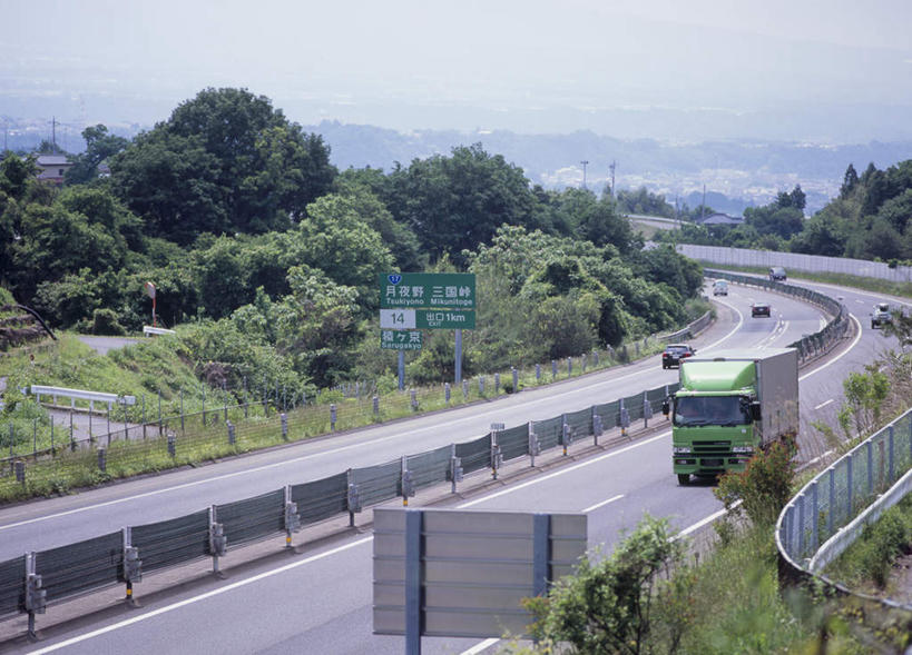 无人,栏杆,横图,室外,白天,正面,旅游,度假,草地,草坪,美景,山,树林,植物,道路,卡车,路,指示牌,公路,汽车,日本,亚洲,阴影,光线,日文,标志,文字,影子,景观,山峰,围栏,交通,山峦,娱乐,标识,护栏,车,草,树,树木,绿色,天空,阳光,自然,交通工具,天,行驶,享受,休闲,景色,放松,生长,成长,自然风光,东亚,本州,关东地方,本州岛,日本国,群马,群马县,马路,彩图