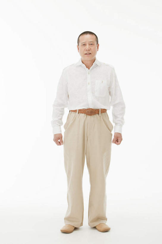 东方人,一个人,站,竖图,室内,白天,白色背景,正面,衬衫,亚洲,仅一个男性,仅一个人,注视,黄种人,仅一个年轻男性,观察,看,握拳,站着,摄影,影棚,观看,察看,关注,男人,男性,年轻男性,亚洲人,站立,彩图,全身,影棚拍摄,衬衣,拍摄