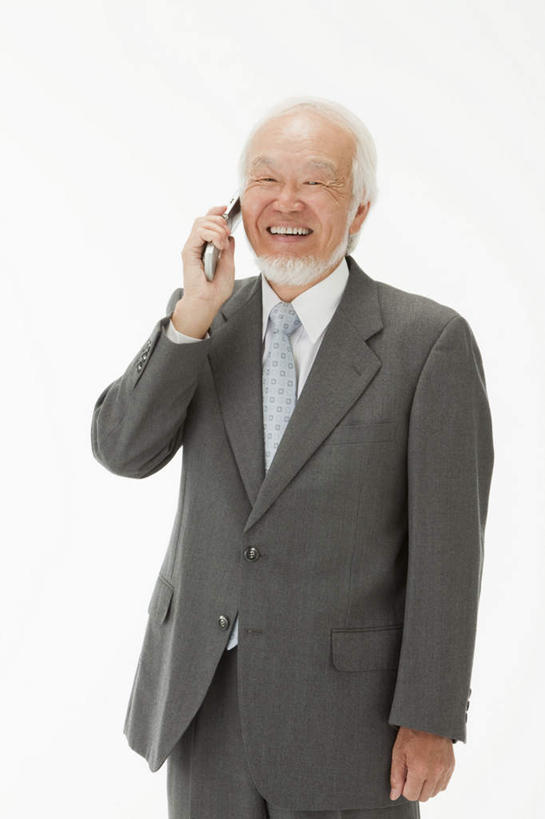 东方人,胡须,一个人,商务人士,商务男性,站,笑,打电话,微笑,露齿笑,竖图,室内,白天,白色背景,正面,衬衫,电话,手机,亚洲,仅一个男性,仅一个人,握,套装,拿,拿着,注视,黄种人,通讯设备,观察,看,站着,仅一个老年男性,握着,摄影,影棚,观看,察看,关注,商务装,工薪阶层,交流,老年男性,男人,男性,亚洲人,胡子,络腮胡,白领,上班族,沟通,通话,站立,半身,彩图,影棚拍摄,衬衣,拍摄