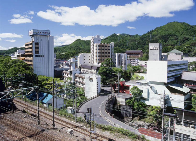 无人,家,横图,俯视,室外,白天,旅游,度假,美景,山,树林,植物,道路,路,路灯,铁路,公路,日本,亚洲,阴影,光线,影子,房屋,屋子,景观,山峰,云,云朵,灯光,交通,铁轨,山峦,云彩,娱乐,楼房,住宅,灯,树,树木,蓝色,绿色,白云,蓝天,天空,阳光,自然,天,享受,休闲,景色,放松,生长,成长,照明设备,自然风光,东亚,本州,关东地方,本州岛,日本国,群马,群马县,马路,彩图,高角度拍摄,房子
