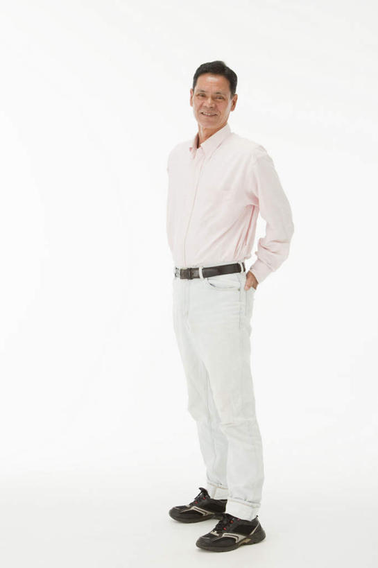 东方人,一个人,站,笑,微笑,露齿笑,竖图,室内,白天,白色背景,正面,衬衫,运动鞋,鞋子,亚洲,仅一个男性,仅一个人,仅一个中年男性,注视,黄种人,观察,看,站着,摄影,影棚,观看,察看,关注,男人,男性,中年男性,亚洲人,插兜,两手抄兜,两手放兜,手插兜,手放口袋,站立,彩图,全身,影棚拍摄,衬衣,拍摄