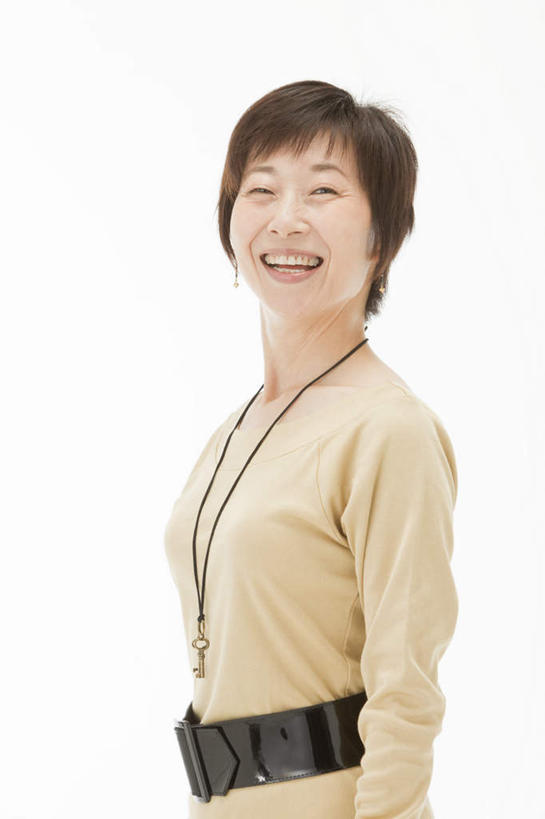 东方人,一个人,站,笑,微笑,露齿笑,竖图,室内,白天,白色背景,侧面,裙子,项链,亚洲,仅一个年轻女性,仅一个女性,仅一个人,戴,连衣裙,注视,黄种人,观察,看,站着,摄影,影棚,观看,察看,关注,年轻女性,女人,女性,亚洲人,站立,半身,彩图,影棚拍摄,拍摄,短发