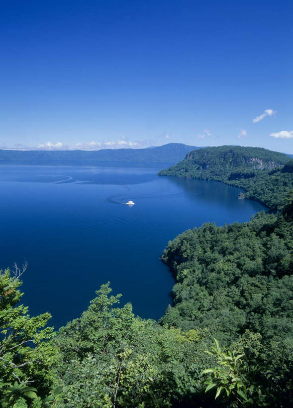 无人,公园,竖图,俯视,航拍,室外,白天,旅游,度假,湖,湖泊,美景,山,水,植物,秋田县,日本,亚洲,湖面,景观,山峰,水流,水面,云,云朵,山峦,云彩,娱乐,树,树木,蓝色,绿色,白云,蓝天,天空,自然,湖水,天,享受,休闲,景色,放松,生长,成长,鸟瞰,自然风光,东亚,本州,本州岛,日本国,秋田,岩手,岩手县,青森,青森县,东北地方,十和田湖,十和田八幡平国立公园,彩图,高角度拍摄