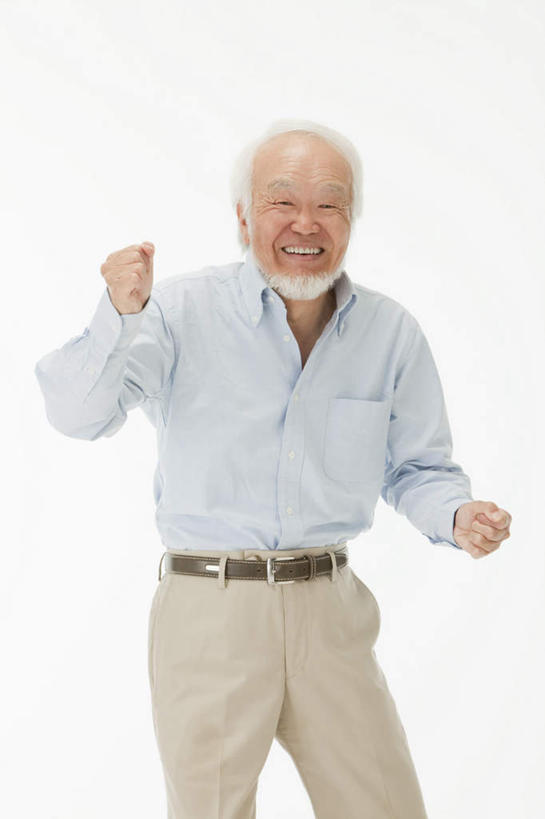 东方人,胡须,一个人,站,举,笑,微笑,露齿笑,竖图,室内,白天,白色背景,正面,衬衫,亚洲,仅一个男性,仅一个人,注视,黄种人,观察,看,托,握拳,站着,仅一个老年男性,摄影,影棚,观看,察看,关注,老年男性,男人,男性,亚洲人,胡子,络腮胡,举起,举手,举着,向上举,向上伸,向上托,站立,半身,彩图,影棚拍摄,衬衣,拍摄