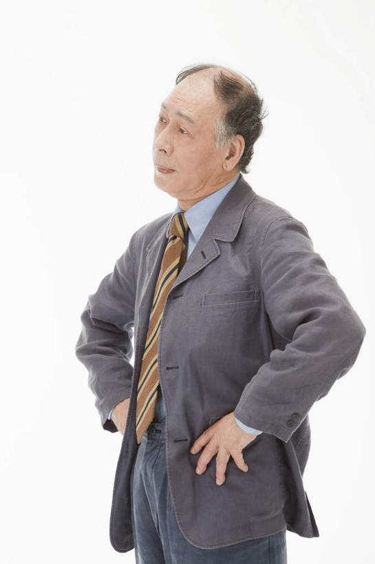 东方人,一个人,商务人士,商务男性,站,竖图,室内,白天,白色背景,正面,衬衫,亚洲,仅一个男性,仅一个人,套装,注视,黄种人,手叉腰,叉腰,观察,看,站着,仅一个老年男性,摄影,影棚,观看,察看,双手叉腰,关注,商务装,工薪阶层,老年男性,男人,男性,亚洲人,白领,上班族,站立,半身,彩图,影棚拍摄,衬衣,拍摄