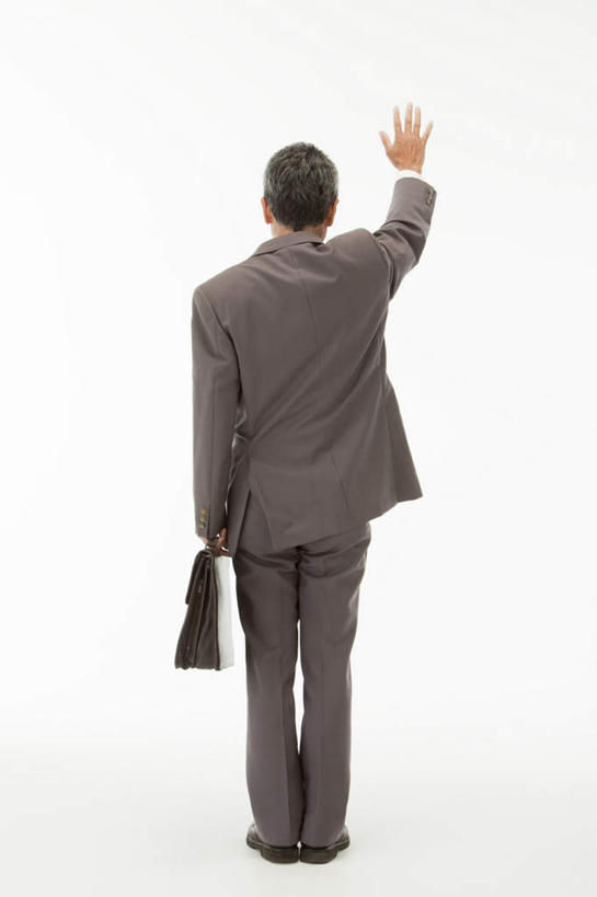 东方人,商务人士,商务男性,站,竖图,室内,白天,白色背景,衬衫,亚洲,握,套装,包,公文包,拿,挥手,拎,拿着,注视,黄种人,背面,观察,看,站着,招手,握着,摄影,影棚,公事包,观看,察看,关注,商务装,工薪阶层,亚洲人,白领,上班族,站立,彩图,全身,影棚拍摄,衬衣,拍摄,拎着