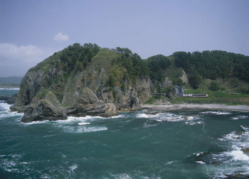 无人,横图,俯视,航拍,室外,白天,旅游,度假,海浪,海洋,美景,山,山脉,树林,植物,铁路,火车,日本,亚洲,阴影,光线,影子,景观,浪花,山峰,云,云朵,铁轨,山峦,云彩,娱乐,车,树,树木,蓝色,绿色,白云,蓝天,天空,阳光,自然,海水,交通工具,群山,天,享受,休闲,景色,放松,生长,成长,鸟瞰,自然风光,海景,东亚,本州,本州岛,日本国,青森,青森县,东北地方,大海,风浪,海,海水的波动,近岸浪,涌浪,彩图,高角度拍摄