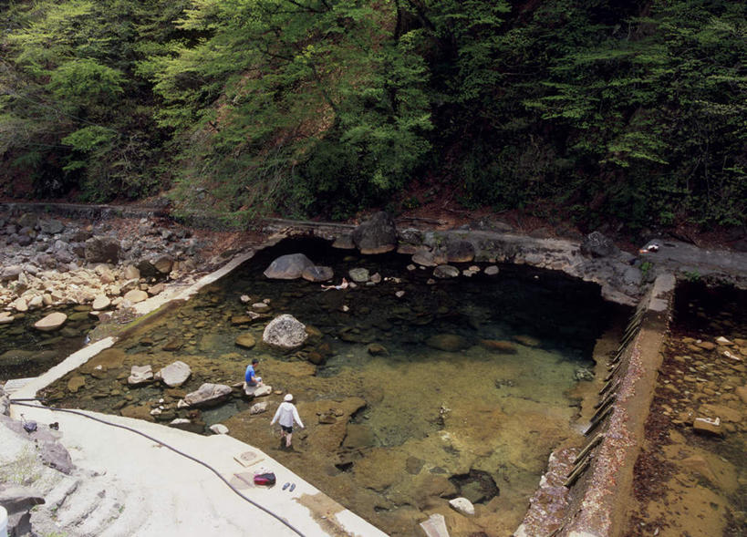 东方人,两个人,横图,俯视,室外,白天,旅游,度假,河流,石头,美景,树林,水,温泉,植物,日本,亚洲,许多,游客,游人,阴影,光线,石子,影子,河水,景观,水流,黄种人,娱乐,树,树木,绿色,阳光,自然,享受,休闲,景色,放松,生长,成长,自然风光,东亚,本州,关东地方,本州岛,日本国,群马,群马县,男人,男性,年轻男性,年轻女性,女人,女性,亚洲人,石块,岩石,彩图,高角度拍摄,全身