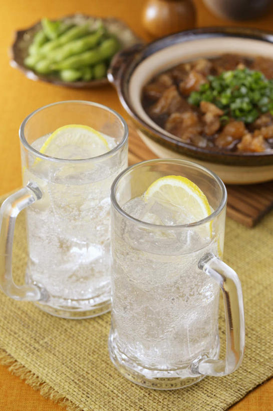 无人,餐厅,竖图,俯视,室内,特写,白天,烹饪,餐桌,桌子,柠檬,蔬菜,杯子,餐具,水果,切开,碟子,炖锅,盘,葱,毛豆,青葱,肉,鱼肉,日本料理,冰块,料理,食品,豆荚,锅,菜肴,美食,肉类,玻璃制品,酒,食物,盘子,酒杯,啤酒杯,碟,日式料理,切,日式,佳肴,餐台,剖面,肉食,切面,玻璃杯,益母果,柠果,彩图,高角度拍摄,餐馆,饭店,饭馆