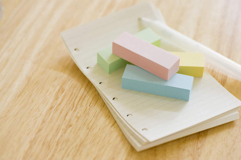 无人,横图,室内,特写,白天,正面,桌子,静物,一堆,一排,许多,阴影,堆叠,堆积,整齐,反射,笔,蜡笔,影子,纸,书桌,排列,白纸,画笔,课桌,彩笔,四支,堆,队列,彩图