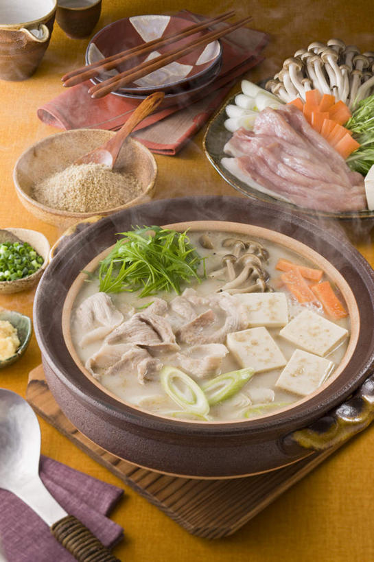 豆腐,无人,餐厅,竖图,俯视,室内,特写,白天,烹饪,餐桌,筷子,桌子,萝卜,胡萝卜,蔬菜,餐具,切开,切碎,碟子,炖锅,盘,勺子,葱,金针菇,菌菇,青葱,调料,肉,日本料理,料理,食品,调味品,调味料,菌类,锅,火锅,菜肴,美食,肉类,食物,盘子,调羹,碟,汤匙,碗,日式料理,切,日式,食用菌,佳肴,餐台,豆制品,剖面,肉食,切面,日式火锅,红萝卜,甘荀,彩图,高角度拍摄,餐馆,饭店,饭馆