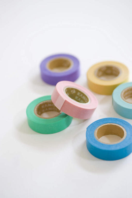 无人,竖图,俯视,室内,特写,白天,白色背景,桌面,桌子,静物,一堆,许多,堆叠,堆积,黄色,红色,蓝色,绿色,紫色,摄影,影棚,堆,胶带,彩图,高角度拍摄,影棚拍摄,拍摄