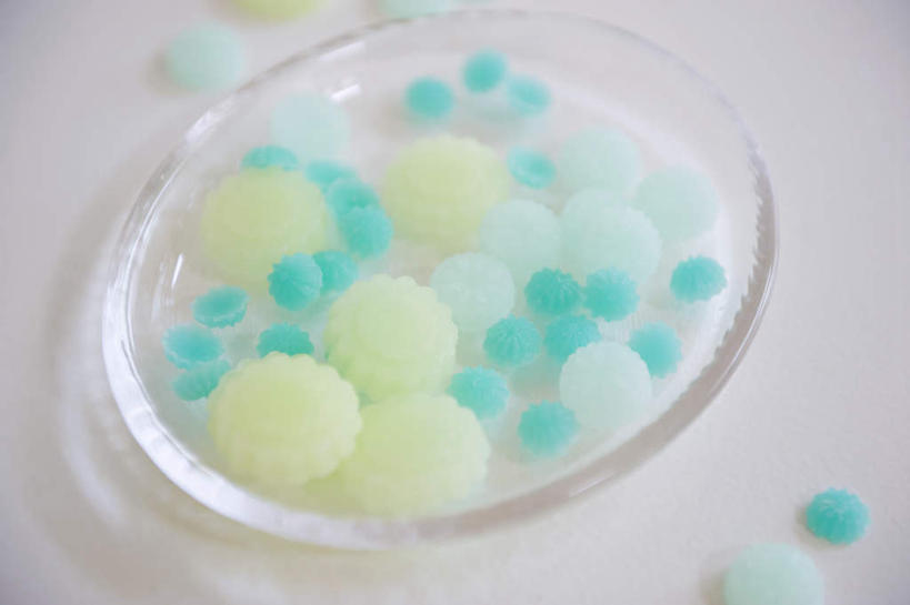 无人,横图,俯视,室内,特写,白天,静物,一堆,许多,堆叠,堆积,芳香,玻璃皿,香料,玻璃制品,球,黄色,蓝色,绿色,容器,球体,堆,彩图,高角度拍摄