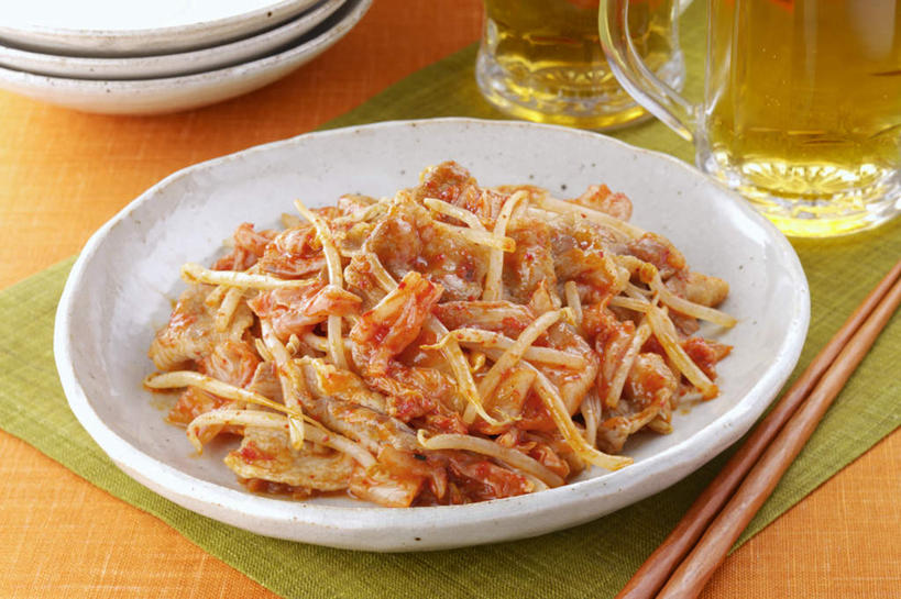 泡菜,啤酒,无人,餐厅,横图,俯视,室内,特写,白天,烹饪,餐桌,筷子,桌子,蔬菜,杯子,餐具,碟子,盘,豆芽,调料,酱料,酱汁,日本料理,料理,食品,调味品,调味料,白菜,菜肴,美食,玻璃制品,酒,食物,盘子,酒杯,啤酒杯,碟,日式料理,日式,佳肴,餐台,韩国泡菜,玻璃杯,彩图,高角度拍摄,餐馆,饭店,饭馆