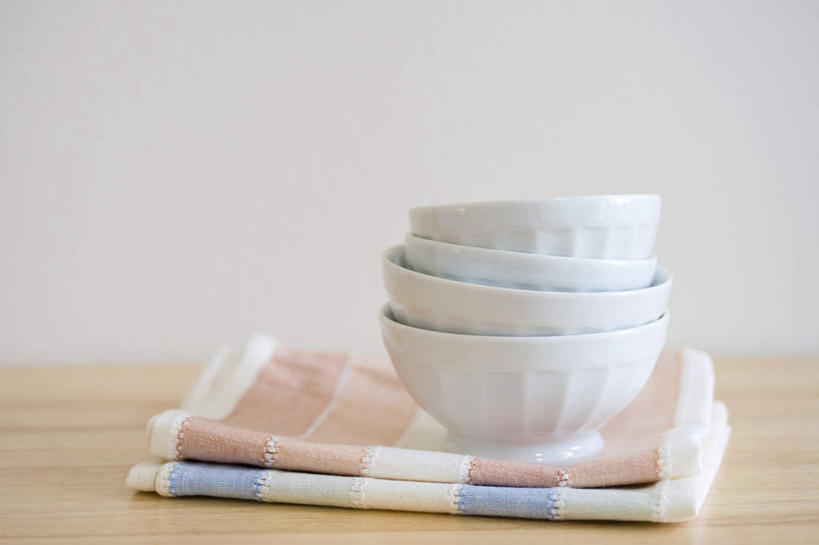 无人,横图,室内,特写,白天,正面,桌面,桌子,静物,两条,一排,条纹,整齐,纺织物,墙,粉红,陶瓷制品,墙壁,墙面,排列,粉色,蓝色,白色,毛巾,碗,清洁,四个,堆,保暖,队列,透气,防水,储水,耐磨,吸水,彩图