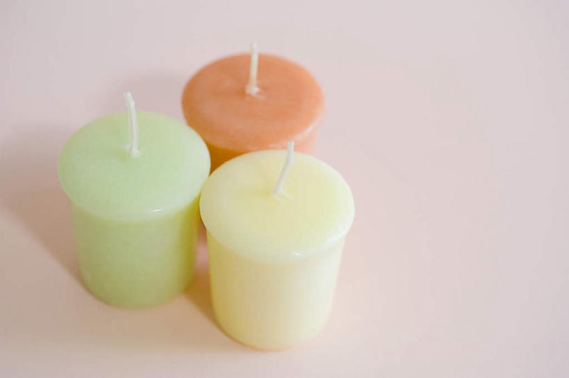 无人,横图,俯视,室内,特写,白天,桌面,桌子,静物,蜡烛,粉色背景,排列,三个,绿色,白色,橙色,摄影,影棚,队列,彩图,高角度拍摄,影棚拍摄,拍摄
