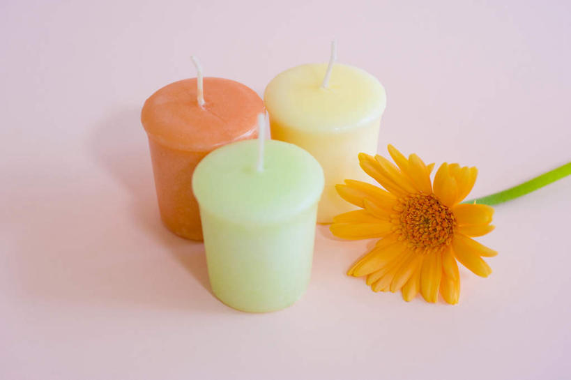 无人,横图,俯视,室内,特写,白天,桌面,桌子,静物,蜡烛,粉色背景,盛开,非洲菊,花蕾,花,花瓣,花朵,鲜花,排列,三个,一朵,黄色,绿色,白色,花苞,花蕊,橙色,菊花,摄影,影棚,队列,扶郎花,灯盏花,千日菊,彩图,高角度拍摄,影棚拍摄,拍摄