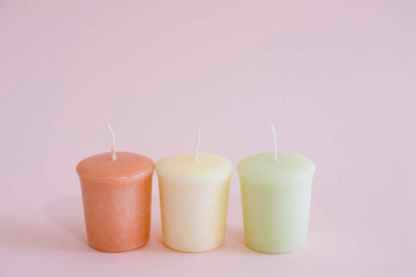 无人,横图,室内,特写,白天,正面,桌面,桌子,静物,蜡烛,一排,粉色背景,整齐,排列,三个,绿色,白色,橙色,摄影,影棚,队列,彩图,影棚拍摄,拍摄