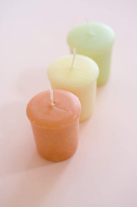 无人,竖图,俯视,室内,特写,白天,桌面,桌子,静物,蜡烛,一排,粉色背景,整齐,排列,三个,绿色,白色,橙色,摄影,影棚,队列,彩图,高角度拍摄,影棚拍摄,拍摄