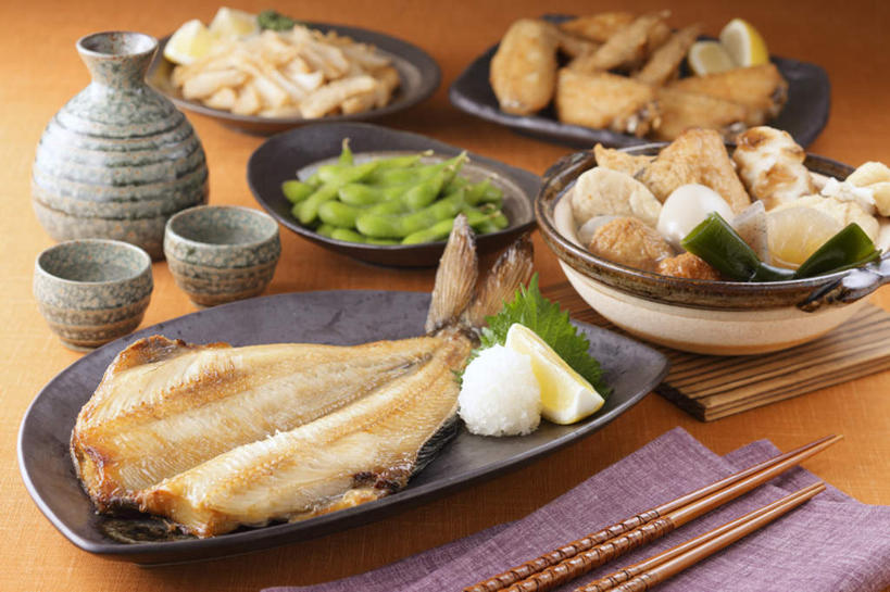 清酒,芥末,无人,餐厅,横图,俯视,室内,特写,白天,烹饪,餐桌,筷子,桌子,柠檬,萝卜,白萝卜,蔬菜,杯子,餐具,水果,切开,碟子,盘,毛豆,芋头,蛋,海带,鸡蛋,肉,鱼肉,日本料理,料理,食品,丸子,豆荚,火锅,鸡翅,炸鸡翅,菜肴,美食,肉类,肉丸,酒,食物,盘子,酒杯,碟,日式料理,切,日式,佳肴,餐台,清酒杯,剖面,肉食,切面,草鸡蛋,日式火锅,鱼糕,益母果,柠果,芋艿,莱菔,彩图,高角度拍摄,餐馆,饭店,饭馆