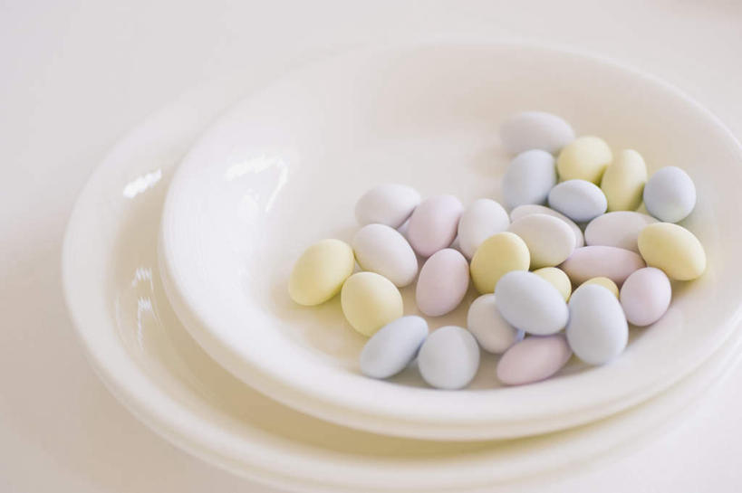 无人,横图,俯视,室内,特写,白天,白色背景,桌面,桌子,餐具,一堆,许多,堆叠,堆积,碟子,盘,食品,糖,糖果,甜点,甜品,粉红,食物,粉色,黄色,蓝色,白色,盘子,碟,甜食,摄影,影棚,堆,硬糖,杏仁糖,彩图,高角度拍摄,影棚拍摄,拍摄