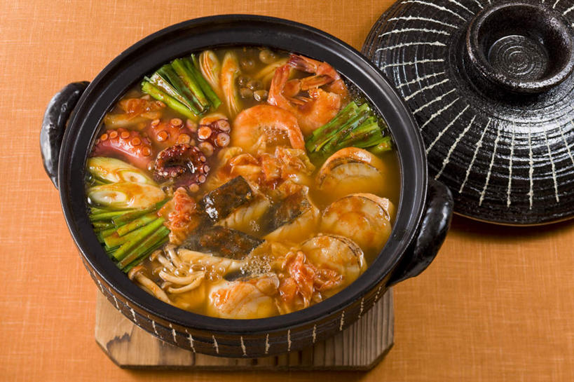 海鲜,无人,餐厅,横图,俯视,室内,特写,白天,烹饪,餐桌,桌子,章鱼,黄瓜,蔬菜,餐具,一堆,许多,堆叠,堆积,炖锅,盖子,葱,金针菇,菌菇,青葱,汤,虾,日本料理,料理,食品,锅盖,菌类,锅,蛤蜊,火锅,水产,菜肴,美食,食物,日式料理,日式,食用菌,蛤,佳肴,餐台,堆,虾肉,石吸,死牛,望潮,坐蛸,海产品,蛤仔,日式火锅,进餐用具,烹调用具,石居,八爪鱼,青瓜,胡瓜,彩图,高角度拍摄,餐馆,饭店,饭馆