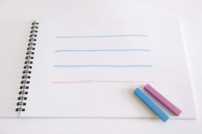 无人,横图,俯视,室内,特写,白天,白色背景,桌子,静物,笔,蜡笔,线条,办公用品,记事本,书桌,文具,两个,红色,蓝色,本子,笔记本,画笔,课桌,学习用品,彩笔,摄影,影棚,文具用品,两支,彩图,高角度拍摄,影棚拍摄,拍摄