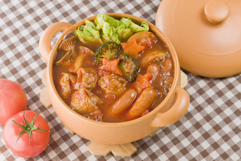 无人,餐厅,横图,俯视,室内,特写,白天,烹饪,餐桌,桌子,萝卜,胡萝卜,西红柿,餐具,一堆,许多,堆叠,堆积,炖锅,盖子,花菜,花椰菜,菌菇,生菜,西兰花,香菇,调料,鸡肉,肉,汤,日本料理,料理,食品,锅盖,调味品,调味料,菌类,锅,火锅,菜肴,美食,肉类,桌布,食物,日式料理,日式,食用菌,佳肴,餐台,烤肠,堆,肉食,日式火锅,进餐用具,烹调用具,红萝卜,甘荀,番茄,彩图,高角度拍摄,餐馆,饭店,饭馆