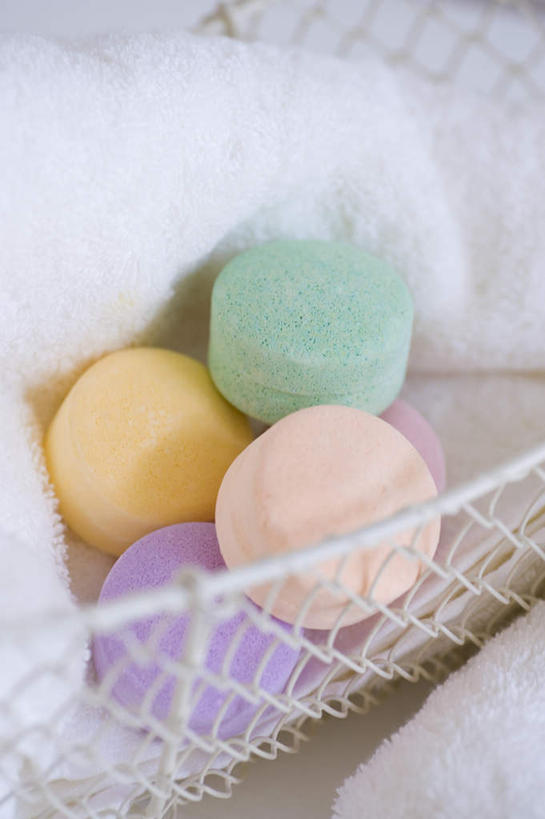 无人,竖图,室内,特写,白天,白色背景,正面,桌面,桌子,静物,两条,五个,一堆,一排,堆叠,堆积,整齐,纺织物,篮子,排列,粉色,黄色,绿色,紫色,白色,肥皂,毛巾,香皂,洗浴用品,清洁,摄影,影棚,堆,保暖,队列,透气,防水,储水,耐磨,吸水,彩图,影棚拍摄,拍摄