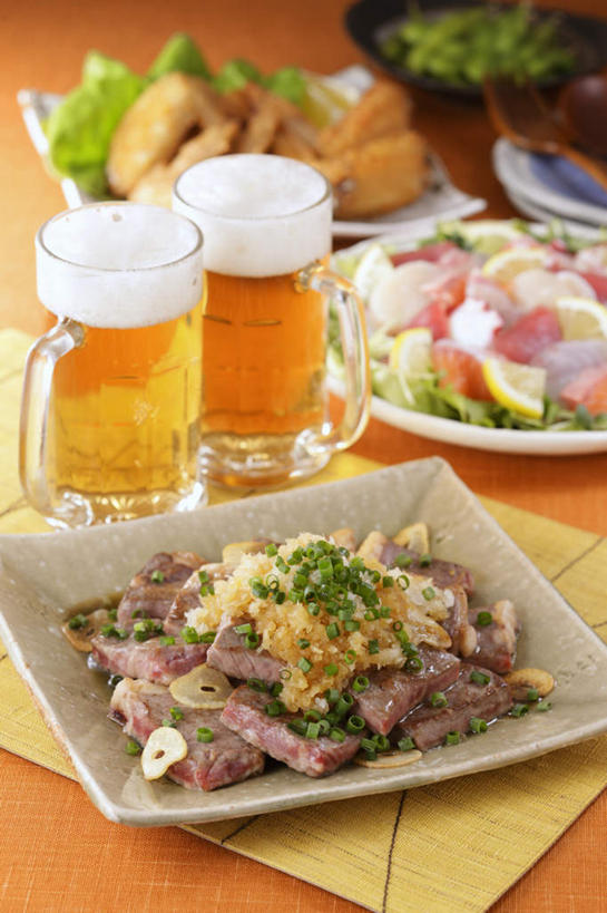 啤酒,无人,餐厅,竖图,俯视,室内,特写,白天,烹饪,餐桌,桌子,柠檬,萝卜,胡萝卜,白萝卜,蔬菜,西红柿,杯子,餐具,水果,一堆,许多,切碎,堆叠,堆积,装饰,葱,毛豆,青菜,青葱,生菜,肉,油炸食品,日本料理,牛肉,料理,食品,豆荚,鸡翅,炸鸡翅,菜肴,美食,肉类,玻璃制品,酒,食物,酒杯,啤酒杯,日式料理,日式,佳肴,餐台,堆,配菜,肉食,玻璃杯,进餐用具,烹调用具,益母果,柠果,莱菔,红萝卜,甘荀,番茄,彩图,高角度拍摄,餐馆,饭店,饭馆