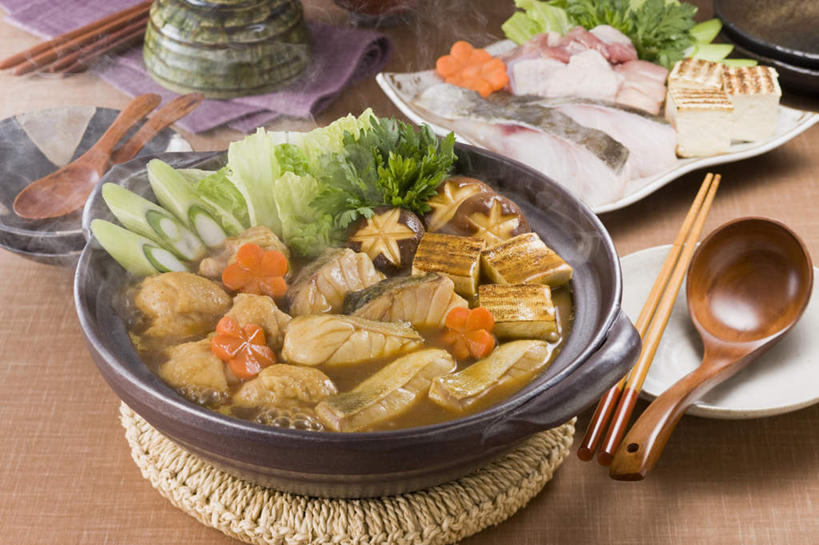 豆腐,无人,餐厅,横图,俯视,室内,特写,白天,烹饪,餐桌,筷子,桌子,萝卜,胡萝卜,蔬菜,椰菜,卷心菜,餐具,一堆,许多,堆叠,堆积,碟子,炖锅,盖子,盘,勺子,菌菇,蘑菇,鸡肉,肉,汤,鱼肉,日本料理,料理,食品,锅盖,菌类,锅,火锅,菜肴,美食,肉类,食物,盘子,调羹,碟,汤匙,碗,日式料理,日式,食用菌,佳肴,餐台,堆,豆制品,肉食,日式火锅,进餐用具,烹调用具,结球甘蓝,红萝卜,甘荀,甘兰,包心菜,彩图,高角度拍摄,餐馆,饭店,饭馆