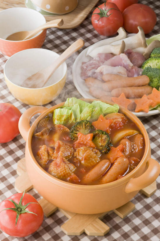 无人,餐厅,竖图,俯视,室内,特写,白天,烹饪,餐桌,桌子,萝卜,胡萝卜,西红柿,餐具,一堆,许多,堆叠,堆积,碟子,炖锅,盖子,盘,勺子,花菜,花椰菜,菌菇,生菜,西兰花,香菇,调料,鸡肉,肉,汤,日本料理,料理,食品,锅盖,调味品,调味料,菌类,锅,火锅,菜肴,美食,肉类,桌布,食物,盘子,调羹,碟,汤匙,碗,日式料理,日式,食用菌,佳肴,餐台,烤肠,堆,肉食,日式火锅,进餐用具,烹调用具,红萝卜,甘荀,番茄,彩图,高角度拍摄,餐馆,饭店,饭馆