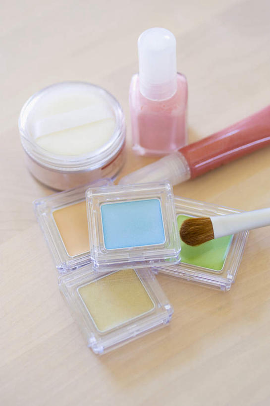 无人,竖图,俯视,室内,特写,白天,化妆,美容,静物,许多,护肤,装饰,粉饼,粉红,指甲油,唇刷,粉色,黄色,红色,蓝色,绿色,唇彩,粉扑,粉刷,化妆品,化妆刷,刷子,保养,享受,休闲,放松,摄影,影棚,华丽,修饰,点缀,养颜,衬托,美观,雅致,雅观,彩图,高角度拍摄,影棚拍摄,拍摄