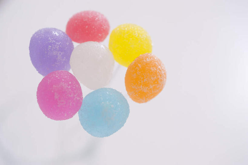 无人,横图,俯视,彩色,室内,特写,白天,白色背景,许多,围绕,食品,糖,糖果,甜点,甜品,粉红,软糖,球,食物,排列,粉色,黄色,蓝色,绿色,白色,甜食,球体,摄影,影棚,队列,彩图,高角度拍摄,影棚拍摄,拍摄