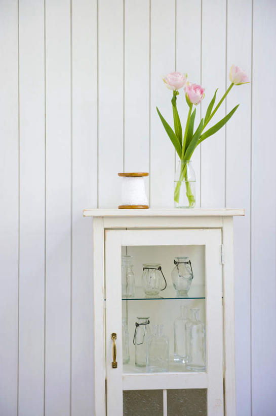 无人,竖图,室内,白天,正面,爱情,柜子,郁金香,静物,花瓶,叶子,三朵,条纹,盛开,墙,粉红,祝福,花蕾,墙壁,墙面,玻璃制品,花,花瓣,花朵,鲜花,粉色,绿色,玻璃瓶,瓶子,橱柜,花束,花苞,花蕊,表白,荣誉,线轴,永恒,郁香,洋荷花,草麝香,彩图