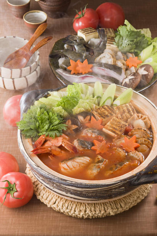 豆腐,无人,餐厅,竖图,俯视,室内,特写,白天,烹饪,餐桌,桌子,萝卜,胡萝卜,蔬菜,西红柿,椰菜,卷心菜,餐具,一堆,许多,堆叠,堆积,碟子,炖锅,盖子,盘,勺子,菌菇,蘑菇,鸡肉,肉,汤,鱼肉,日本料理,料理,食品,锅盖,菌类,锅,火锅,菜肴,美食,肉类,食物,盘子,调羹,碟,汤匙,碗,日式料理,日式,食用菌,佳肴,餐台,堆,豆制品,肉食,日式火锅,进餐用具,烹调用具,结球甘蓝,红萝卜,甘荀,甘兰,番茄,包心菜,彩图,高角度拍摄,餐馆,饭店,饭馆