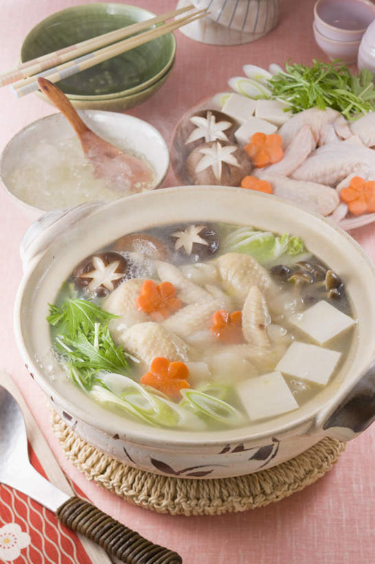 豆腐,无人,餐厅,竖图,俯视,室内,特写,白天,烹饪,餐桌,筷子,桌子,萝卜,胡萝卜,蔬菜,椰菜,卷心菜,餐具,一堆,许多,堆叠,堆积,碟子,炖锅,盘,葱,菌菇,青葱,香菇,肉,汤,日本料理,料理,食品,菌类,锅,火锅,鸡翅,菜肴,美食,肉类,食物,盘子,碟,碗,日式料理,日式,食用菌,佳肴,餐台,堆,豆制品,肉食,鸡汤,日式火锅,进餐用具,烹调用具,结球甘蓝,红萝卜,甘荀,甘兰,包心菜,彩图,高角度拍摄,餐馆,饭店,饭馆