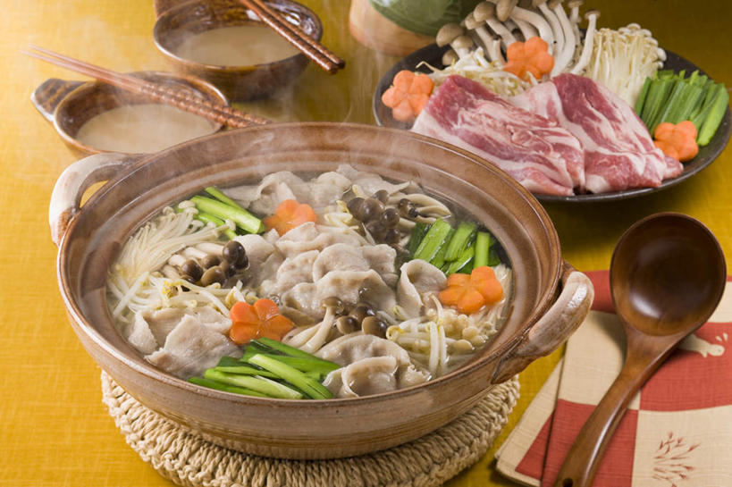 无人,餐厅,横图,俯视,室内,特写,白天,烹饪,雾,餐桌,筷子,桌子,萝卜,胡萝卜,蔬菜,餐具,一堆,许多,切碎,堆叠,堆积,沸腾,蒸汽,碟子,炖锅,盘,勺子,葱,豆芽,菌菇,蘑菇,青葱,香菇,肉,汤,日本料理,料理,食品,水蒸气,菌类,锅,火锅,猪肉,菜肴,美食,肉类,食物,盘子,调羹,碟,汤匙,碗,日式料理,日式,食用菌,佳肴,餐台,堆,肉食,豚肉,蒸发,日式火锅,进餐用具,烹调用具,红萝卜,甘荀,彩图,高角度拍摄,餐馆,饭店,饭馆