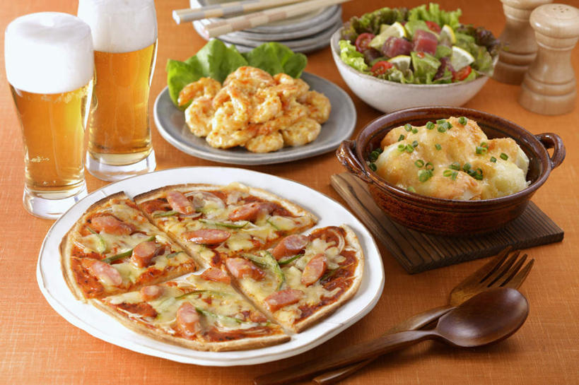 奶酪,啤酒,无人,餐厅,横图,俯视,室内,特写,白天,烹饪,西餐,餐桌,桌子,柠檬,蔬菜,土豆,杯子,餐具,水果,一堆,许多,堆叠,堆积,叉子,碟子,盘,勺子,青菜,生菜,虾,油炸食品,日本料理,沙拉,料理,食品,披萨,色拉,火腿,沙律,水果沙拉,菜肴,美食,玻璃制品,酒,食物,盘子,酒杯,啤酒杯,调羹,碟,汤匙,日式料理,日式,西式,佳肴,有机食品,绿色食品,餐台,色拉酱,堆,虾肉,比萨,千岛酱,垃圾食品,意大利薄饼,玻璃杯,进餐用具,烹调用具,益母果,柠果,芋艿,洋芋,山药蛋,马铃薯,彩图,高角度拍摄,餐馆,饭店,饭馆