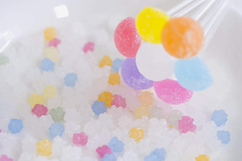 无人,横图,俯视,彩色,室内,特写,白天,餐具,一堆,许多,堆叠,堆积,芳香,碟子,盘,食品,糖,糖果,甜点,甜品,粉红,球,食物,粉色,黄色,蓝色,绿色,白色,盘子,碟,甜食,球体,堆,硬糖,彩图,高角度拍摄