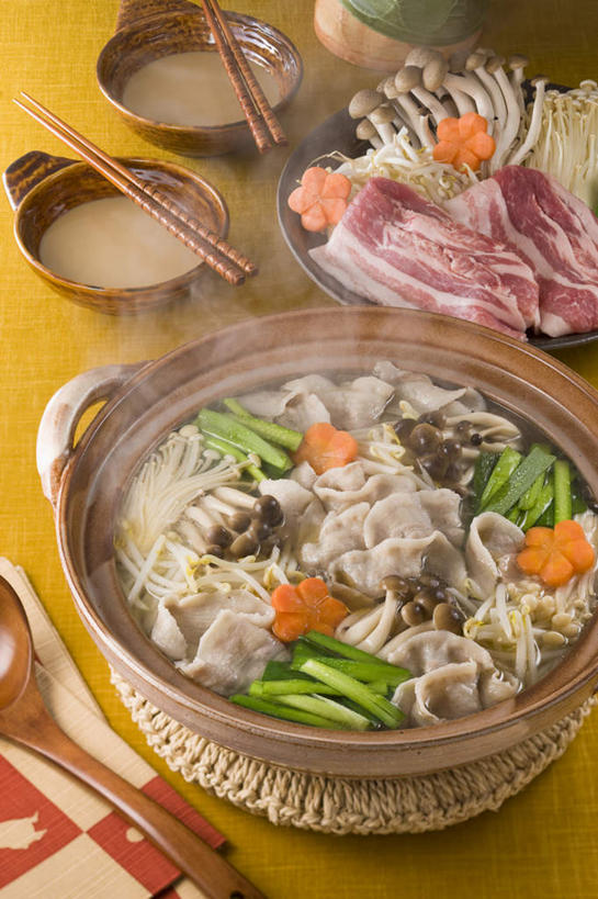 无人,餐厅,竖图,俯视,室内,特写,白天,烹饪,餐桌,筷子,桌子,萝卜,胡萝卜,黄瓜,蔬菜,餐具,一堆,许多,堆叠,堆积,碟子,炖锅,盘,勺子,葱,豆芽,金针菇,菌菇,青葱,肉,汤,日本料理,料理,食品,菌类,锅,火锅,菜肴,美食,肉类,食物,盘子,调羹,碟,汤匙,碗,日式料理,日式,食用菌,佳肴,餐台,堆,肉食,日式火锅,进餐用具,烹调用具,青瓜,胡瓜,红萝卜,甘荀,彩图,高角度拍摄,餐馆,饭店,饭馆